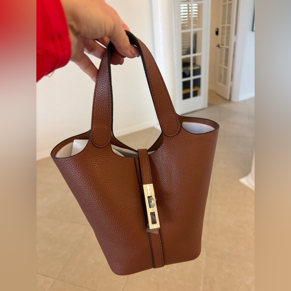 Elegant Brown Leather Tote Bag - Picture 6 of 6